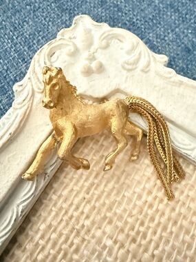 Vintage Brushed Goldtone Horse Pony Brooch Articulated Chain Tail animal pin